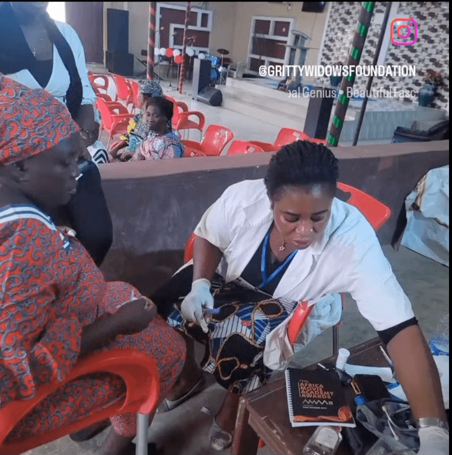 Volunteer spreading kindness